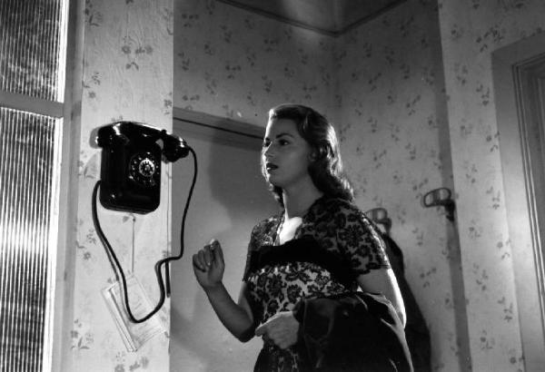 Scena del film "Anna" - Regia Alberto Lattuada - 1951 - L'attrice Silvana Mangano vicino a un telefono