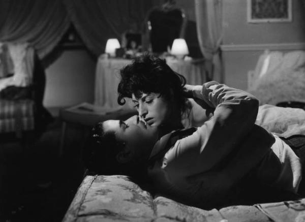 Scena del film "Il bandito" - Regia Alberto Lattuada - 1946 - Gli attori Amedeo Nazzari e Anna Magnani si baciano sul letto