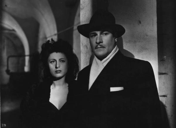 Scena del film "Il bandito" - Regia Alberto Lattuada - 1946 - Gli attori Amedeo Nazzari, col cappello, e Anna Magnani