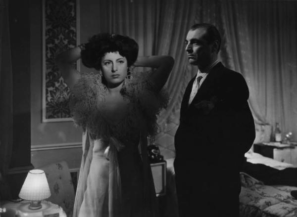 Scena del film "Il bandito" - Regia Alberto Lattuada - 1946 - Gli attori Anna Magnani e Mino Doro