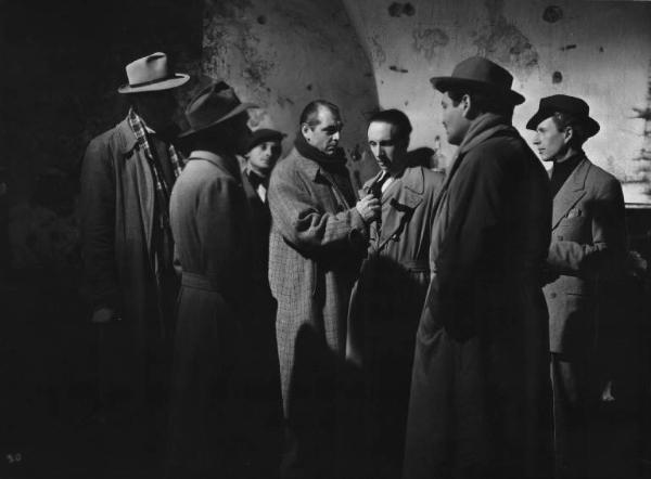 Scena del film "Il bandito" - Regia Alberto Lattuada - 1946 - Gli attori Amedeo Nazzari, Mino Doro, Folco Lulli e attori non identificati