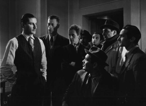 Scena del film "Il bandito" - Regia Alberto Lattuada - 1946 - Gli attori Amedeo Nazzari, Mino Doro, Folco Lulli e attori non identificati