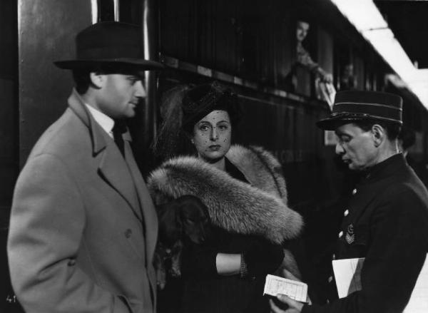 Scena del film "Il bandito" - Regia Alberto Lattuada - 1946 - L'attrice Anna Magnani alla stazione con due attori non identificati