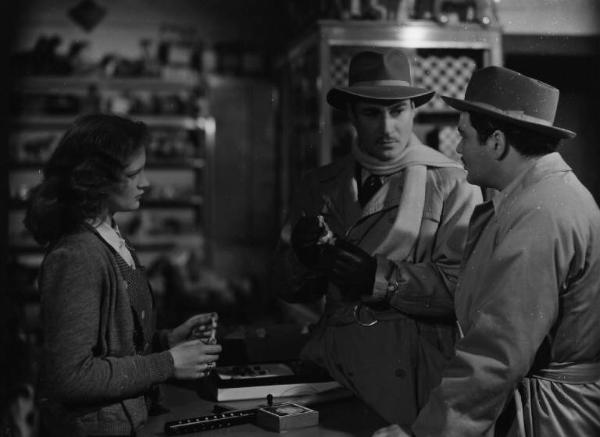 Scena del film "Il bandito" - Regia Alberto Lattuada - 1946 - Gli attori Amedeo Nazzari, Folco Lulli e un'attrice non identificata