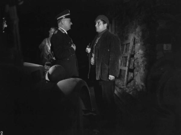 Scena del film "Il bandito" - Regia Alberto Lattuada - 1946 - L'attore Carlo Campanini e un attore in divisa militare