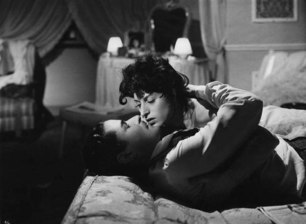 Scena del film "Il bandito" - Regia Alberto Lattuada - 1946 - Gli attori Amedeo Nazzari e Anna Magnani si danno un bacio sul letto