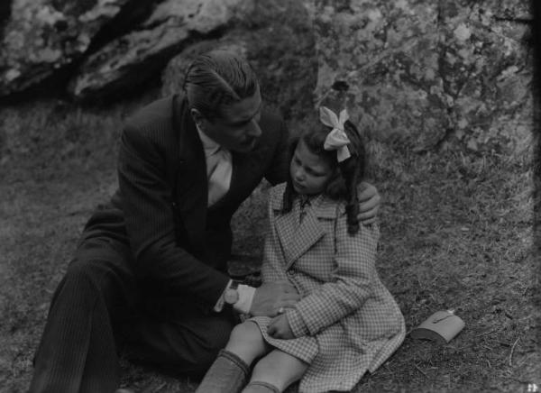 Scena del film "Il bandito" - Regia Alberto Lattuada - 1946 - L'attore Amedeo Nazzari con una bambina