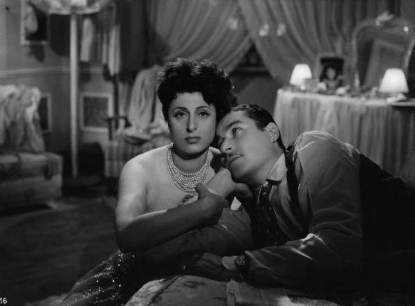 Scena del film "Il bandito" - Regia Alberto Lattuada - 1946 - Gli attori Amedeo Nazzari e Anna Magnani sul letto