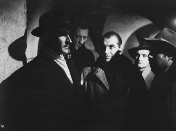 Scena del film "Il bandito" - Regia Alberto Lattuada - 1946 - Gli attori Amedeo Nazzari, Mino Doro e attori non identificati