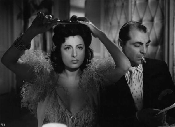 Scena del film "Il bandito" - Regia Alberto Lattuada - 1946 - Gli attori Anna Magnani e Mino Doro