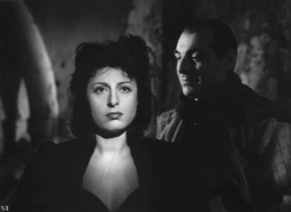 Scena del film "Il bandito" - Regia Alberto Lattuada - 1946 - Gli attori Anna Magnani e Mino Doro