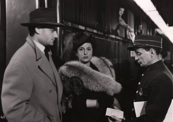 Scena del film "Il bandito" - Regia Alberto Lattuada - 1946 - L'attrice Anna Magnani alla stazione tra due attori non identificati