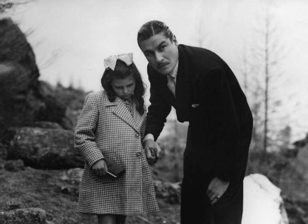 Scena del film "Il bandito" - Regia Alberto Lattuada - 1946 - L'attore Amedeo Nazzari e una bambina