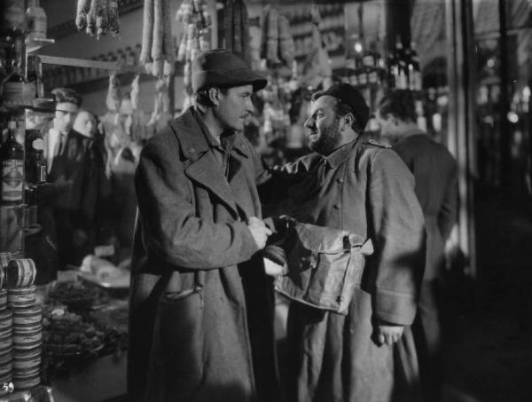 Scena del film "Il bandito" - Regia Alberto Lattuada - 1946 - Gli attori Amedeo Nazzari e Carlo Campanini