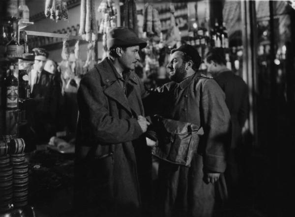 Scena del film "Il bandito" - Regia Alberto Lattuada - 1946 - Gli attori Amedeo Nazzari e Carlo Campanini