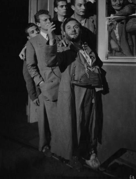 Scena del film "Il bandito" - Regia Alberto Lattuada - 1946 - L'attore Carlo Campanini in treno con attori non identificati