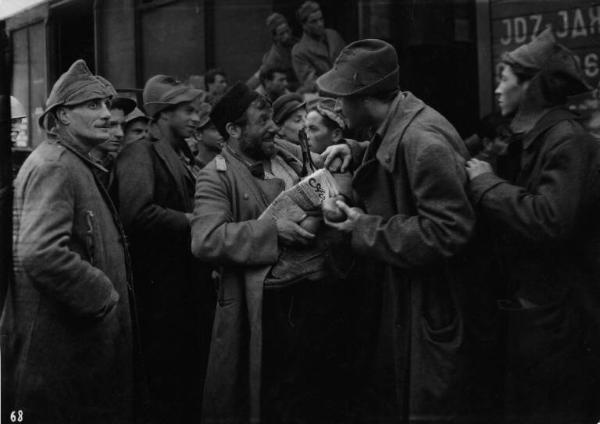 Scena del film "Il bandito" - Regia Alberto Lattuada - 1946 - Gli attori Amedeo Nazzari e Carlo Campanini tra attori non identificati in divisa militare