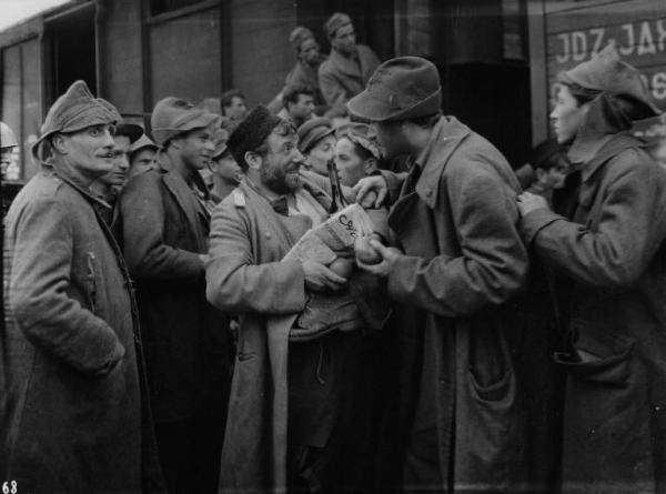 Scena del film "Il bandito" - Regia Alberto Lattuada - 1946 - Gli attori Amedeo Nazzari e Carlo Campanini tra attori non identificati in divisa militare