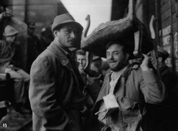 Scena del film "Il bandito" - Regia Alberto Lattuada - 1946 - Gli attori Amedeo Nazzari e Carlo Campanini con una sedia in testa