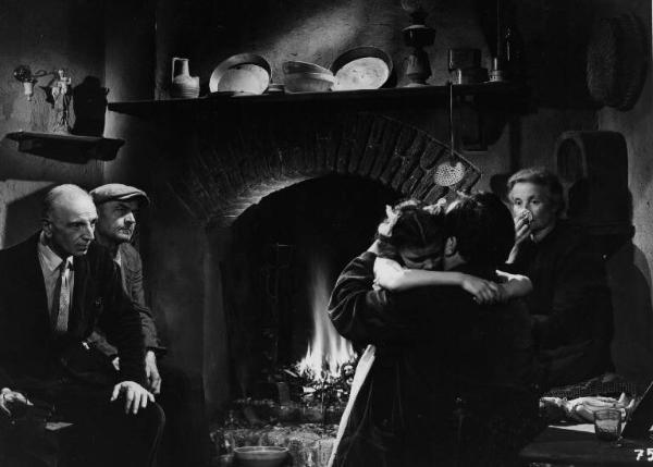 Scena del film "Il bandito" - Regia Alberto Lattuada - 1946 - L'attore Carlo Campanini abbraccia una bambina