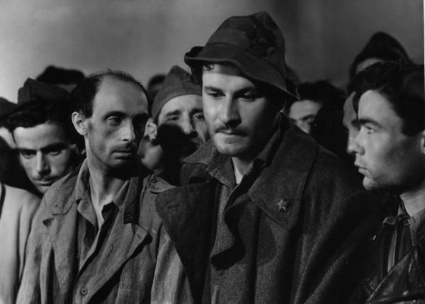 Scena del film "Il bandito" - Regia Alberto Lattuada - 1946 - L'attore Amedeo Nazzari tra attori non identificati