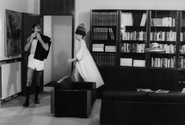 Scena del film "Don Giovanni in Sicilia" - Regia Alberto Lattuada - 1967 - Gli attori Lando Buzzanca, con un rasoio elettrico in mano, e Katia Moguy