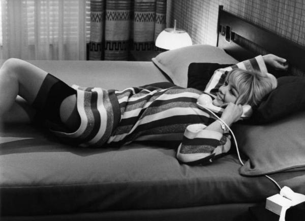 Scena del film "Don Giovanni in Sicilia" - Regia Alberto Lattuada - 1967 - L'attrice Ewa Aulin al telefono a letto