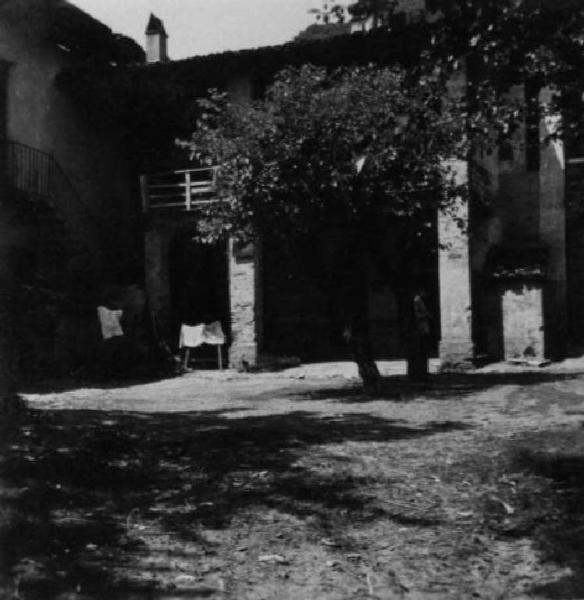 Scena del film "Giacomo l'idealista" - Regia Alberto Lattuada - 1943 - Set del film, cortile