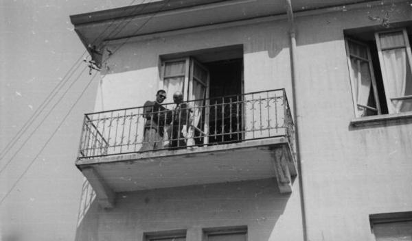 Scena del film "Giacomo l'idealista" - Regia Alberto Lattuada - 1943 - Set del film, due persone non identificate al balcone