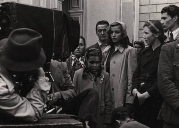 Scena del film "Giacomo l'idealista" - Regia Alberto Lattuada - 1943 - L'attrice Marina Berti sul set con attori non identificati