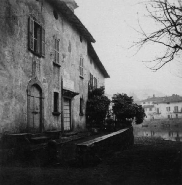 Scena del film "Giacomo l'idealista" - Regia Alberto Lattuada - 1943 - Set del film, una casa in riva al fiume