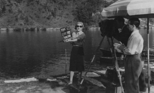 Set del film "Giacomo l'idealista" - Regia Alberto Lattuada - 1943 - Il regista Alberto Lattuada sul set con gli operatori