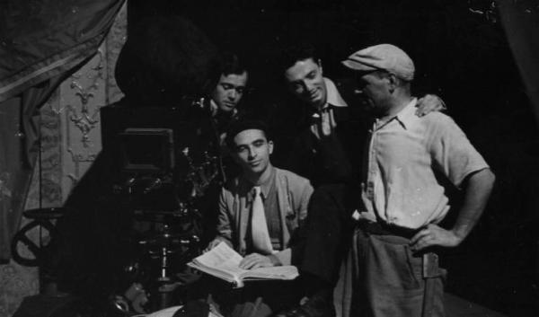 Set del film "Giacomo l'idealista" - Regia Alberto Lattuada - 1943 - Il regista Alberto Lattuada dietro la macchina da presa con gli operatori