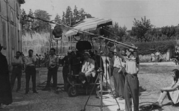 Set del film "Giacomo l'idealista" - Regia Alberto Lattuada - 1943 - Il regista Alberto Lattuada dietro la macchina da presa sul set con gli operatori