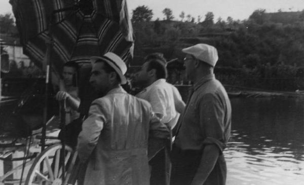 Set del film "Giacomo l'idealista" - Regia Alberto Lattuada - 1943 - Il regista Alberto Lattuada con gli operatori della troupe