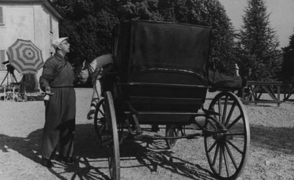 Scena del film "Giacomo l'idealista" - Regia Alberto Lattuada - 1943 - Un operatore della troupe accanto a una carrozza