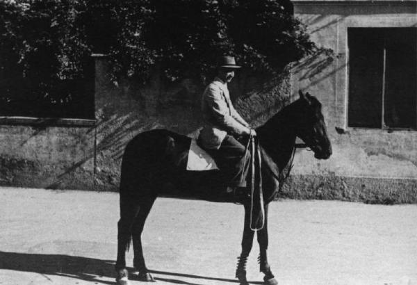 Set del film "Giacomo l'idealista" - Regia Alberto Lattuada - 1943 - Il regista Alberto Lattuada in groppa a un cavallo