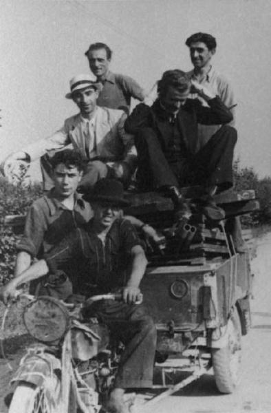 Set del film "Giacomo l'idealista" - Regia Alberto Lattuada - 1943 - L'attore Massimo Serato con il regista Alberto Lattuada e gli operatori della troupe