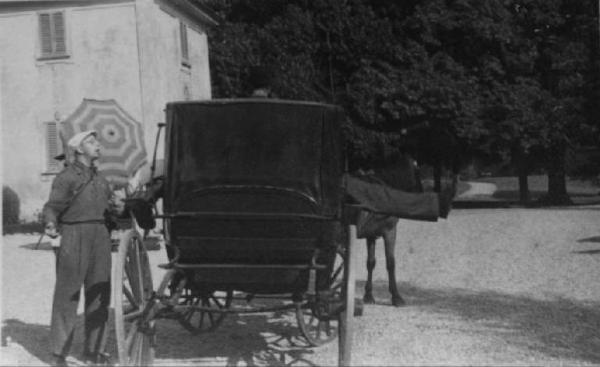 Scena del film "Giacomo l'idealista" - Regia Alberto Lattuada - 1943 - Un operatore della troupe accanto a una carrozza