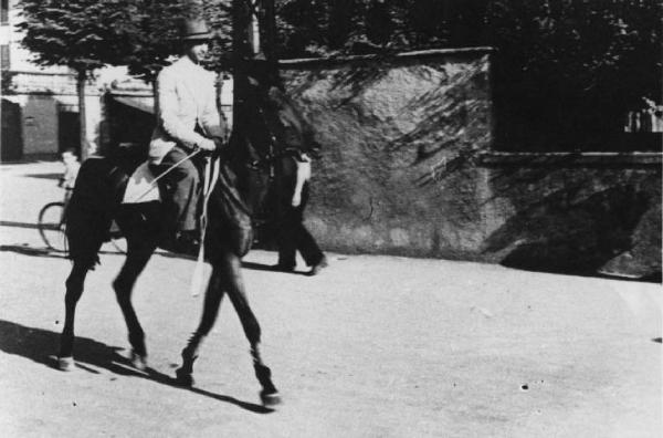 Set del film "Giacomo l'idealista" - Regia Alberto Lattuada - 1943 - Il regista Alberto Lattuada in groppa a un cavallo