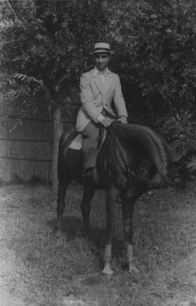 Set del film "Giacomo l'idealista" - Regia Alberto Lattuada - 1943 - Il regista Alberto Lattuada in groppa a un cavallo