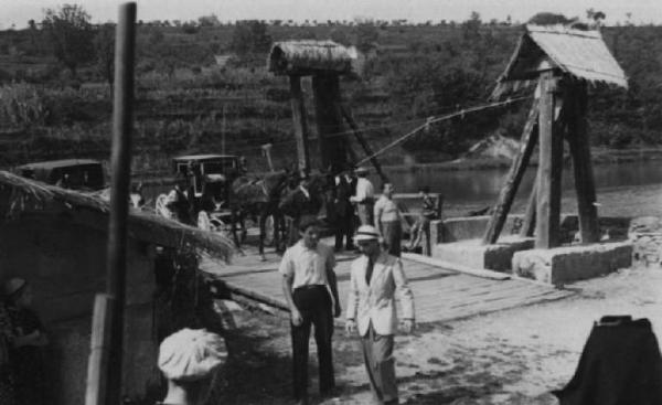 Set del film "Giacomo l'idealista" - Regia Alberto Lattuada - 1943 - Il regista Alberto Lattuada con gli operatori della troupe sul set