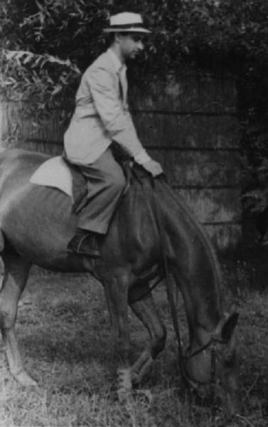 Set del film "Giacomo l'idealista" - Regia Alberto Lattuada - 1943 - Il regista Alberto Lattuada in groppa a un cavallo