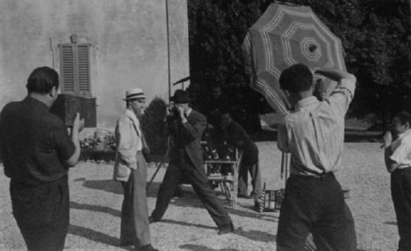 Set del film "Giacomo l'idealista" - Regia Alberto Lattuada - 1943 - Il regista Alberto Lattuada con gli operatori della troupe sul set