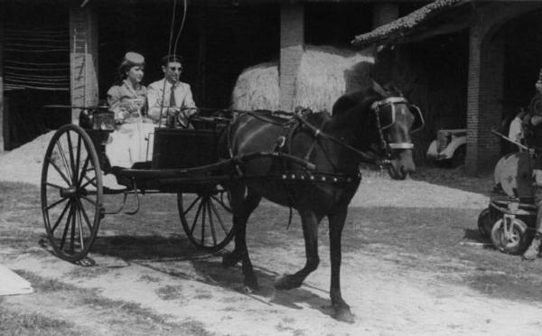 Set del film "Giacomo l'idealista" - Regia Alberto Lattuada - 1943 - Il regista Alberto Lattuada in carrozza con un'attrice non identificata