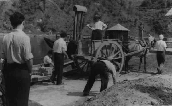 Scena del film "Giacomo l'idealista" - Regia Alberto Lattuada - 1943 - Gli operatori della troupe sul set