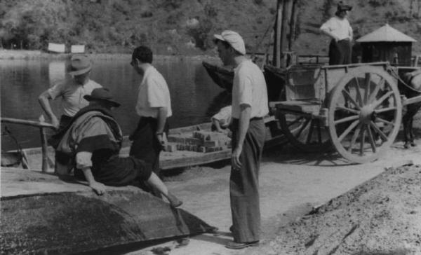 Scena del film "Giacomo l'idealista" - Regia Alberto Lattuada - 1943 - Gli operatori della troupe sul set