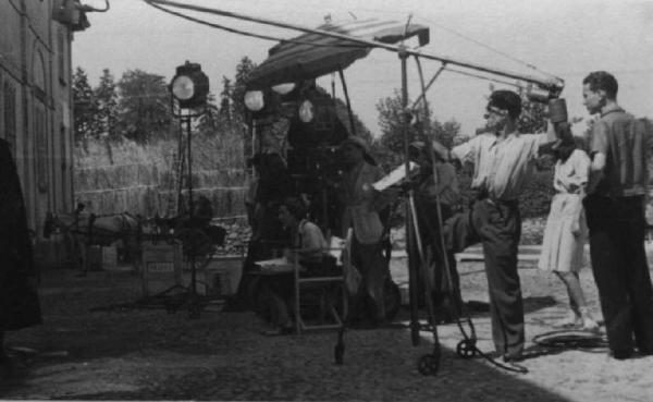 Set del film "Giacomo l'idealista" - Regia Alberto Lattuada - 1943 - Il regista Alberto Lattuada con gli operatori della troupe sul set