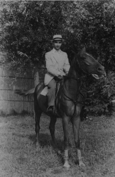 Set del film "Giacomo l'idealista" - Regia Alberto Lattuada - 1943 - Il regista Alberto Lattuada in groppa a un cavallo