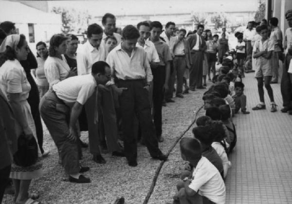 Set del film "Anna" - Regia Alberto Lattuada - 1951 - Il regista Alberto Lattuada sul set osserva una fila di bambini seduti